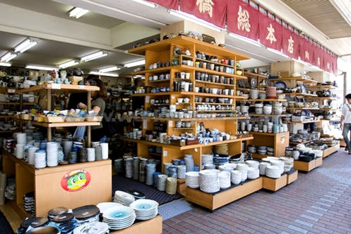 Ly gốm được bày bán rất nhiều tại Nhật bản